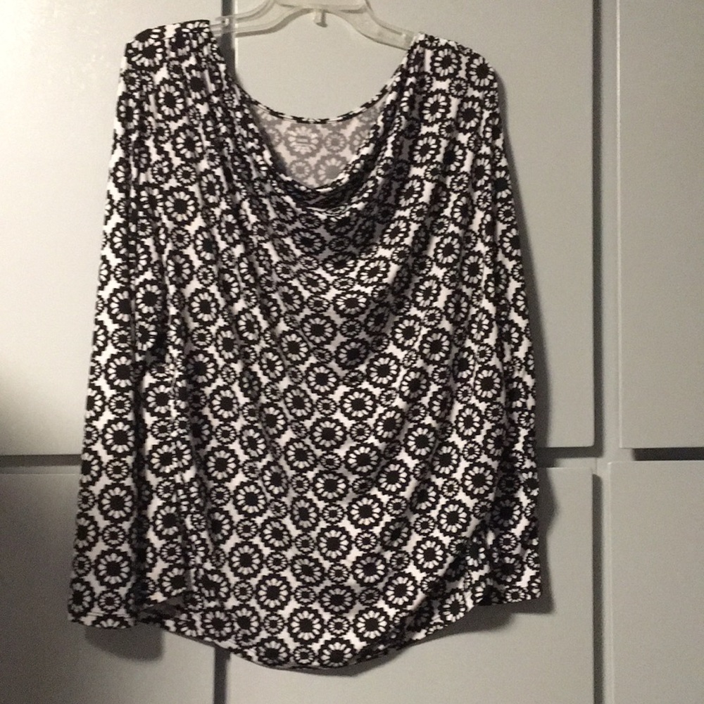 Beautiful black & white top size 18/20